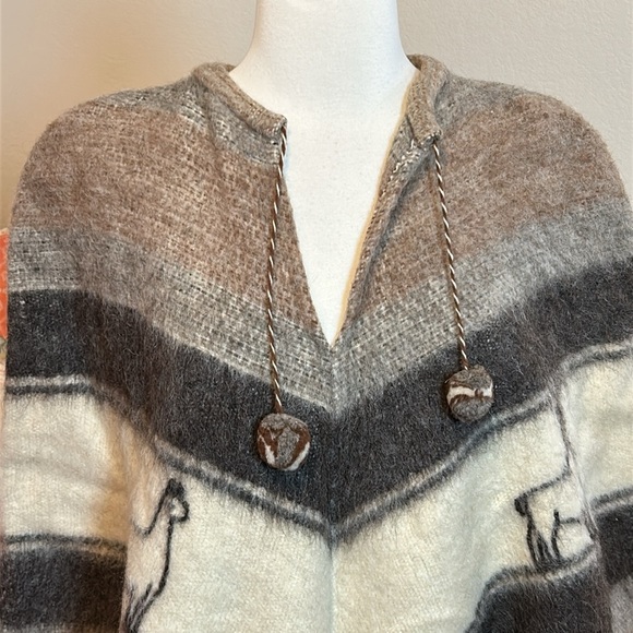 Vintage Quiaqueno Brown Tan Fringe Alpaca Llama Wool Poncho Pom Pom drawstring - Picture 4 of 15